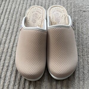 Fly Flot Women's Beige Mesh Slip-On Clogs